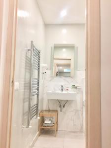 斯培西亚Sunset rooms的白色的浴室设有水槽和镜子