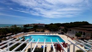 维耶斯泰Villaggio Camping Oasi的大型游泳池的顶部景色