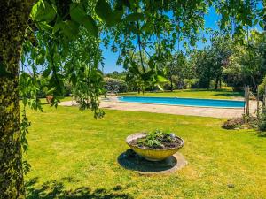 BerthenayLa Grange aux Moines的游泳池旁草地上的一个大碗