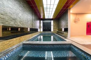 棉兰Glamour Hotel and Spa的一座带天花板的建筑中的游泳池