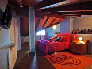 斯特雷萨Alba sul lago B&B的一间卧室配有一张红色床罩的床