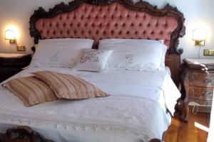 维贡扎Villa Giuliana的一张白色大床,配有红色床头板和枕头