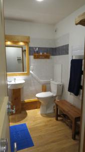 莱索尔Les Orres 1800 Appartement vue exceptionnelle avec parking privatif的浴室配有白色卫生间和盥洗盆。