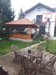 兹拉蒂博尔Zlatiborska seoska idila的庭院内桌椅