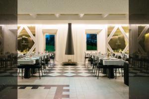 佩内拉HD|杜埃西塔尼亚设计酒店的一间位于 ⁇ 格的带桌椅的用餐室