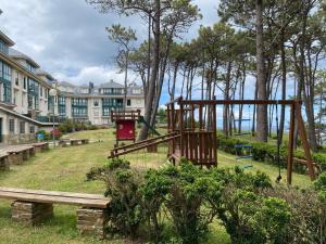 塔皮亚德卡萨列戈Ático en Tapia de Casariego con vistas a la playa.的相册照片