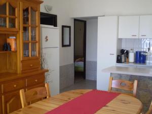 桑特柳伊斯Ferienhaus nahe am Meer的厨房配有木桌和厨房台面