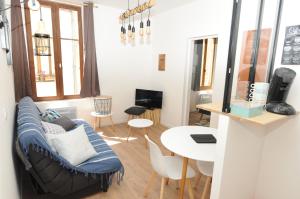 翁弗勒尔Près du Pont, Appartement 35m2 hyper centre Honfleur的客厅配有沙发和桌子