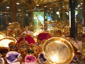 沃尔姆斯波士酒店的一间充满了许多金色和紫色物品的房间