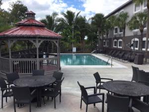 Days Inn & Suites by Wyndham Bonita Springs North Naples内部或周边的泳池