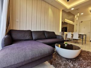 马六甲Thermospace Silverscape A-19-01 Melaka City的客厅配有沙发和桌子