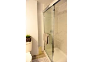多伦多追梦人旅馆的一间带卫生间的浴室内的玻璃淋浴间