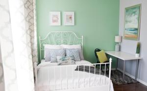 多伦多追梦人旅馆的卧室配有白色床和蓝色墙壁