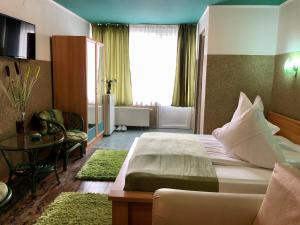 布朗Pensiunea Carina的酒店客房设有一张大床和一张桌子。