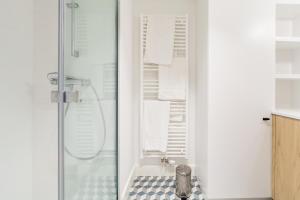 布鲁塞尔Demeur的带淋浴和盥洗盆的白色浴室