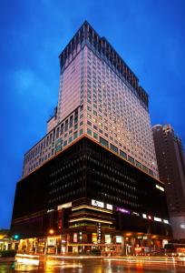 台中市台中金典酒店的一座高大的建筑,有很多窗户