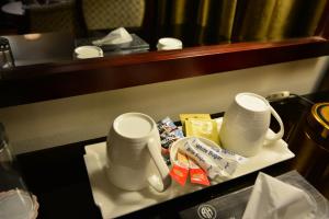 安曼Rakeen Hotel的两个白杯子坐在酒店房间的桌子上