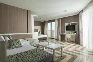 Marina White Sands Beach Hotel-All Inclusive的电视和/或娱乐中心