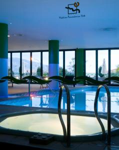 丰沙尔马德拉美景酒店的一座大楼内带热水浴池的游泳池