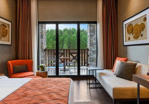 萨潘贾Elite World Grand Sapanca的酒店客房设有一张床和一个阳台。