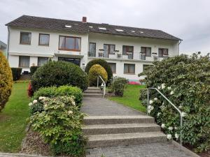巴特塞森多夫Haus Leifert的前面有楼梯的白色房子