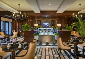萨潘贾Elite World Grand Sapanca的一间带桌椅和柜台的餐厅