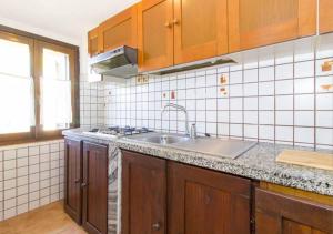 雷纳马约勒Villetta Delfino的厨房配有水槽和台面