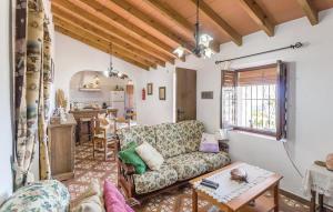 赛阿隆加Casa Lola的客厅配有沙发和桌子