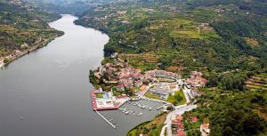 雷森迪科梅西洛酒店的享有河畔小镇的空中景致