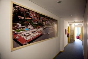 雷森迪科梅西洛酒店的挂在墙上的一艘小船的巨幅画