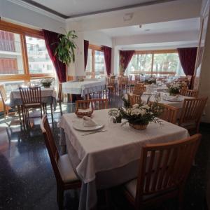 贝尼多姆塔尼特酒店的用餐室设有桌椅和窗户。