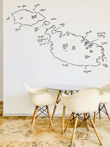 圣朱利安斯地区精品旅舍的墙上的英国群岛地图