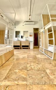 圣朱利安斯地区精品旅舍的大型客房设有双层床和浴室。