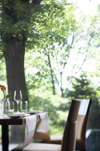 汉堡汉堡慕温匹克酒店的一张桌子,上面有酒杯和树