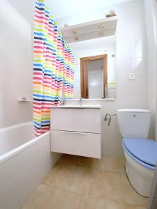 罗萨斯Port badia 1b的一间带水槽、卫生间和镜子的浴室