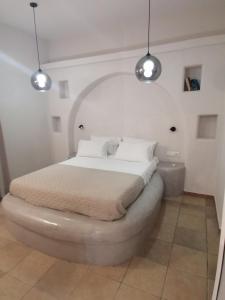 纳克索斯岛卡斯特拉基Sahara Apartments的一间卧室,床上方有两盏灯