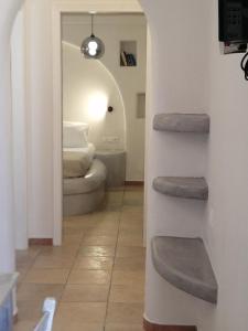 纳克索斯岛卡斯特拉基Sahara Apartments的走廊设有楼梯,通往卧室