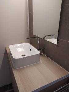 洛默尔Casa Lommel的浴室设有白色水槽和镜子