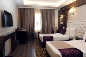 贾姆穆Zone by The Park, Jammu的酒店客房设有两张床和电视。
