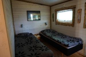 HärrydaKulppis Bed&Breakfast的小房间设有两张床和窗户