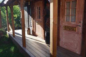 HärrydaKulppis Bed&Breakfast的木房子的门,门廊