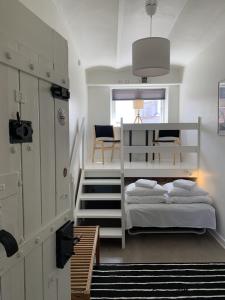 里伯登亚姆勒阿莱斯特酒店的白色卧室配有床和椅子