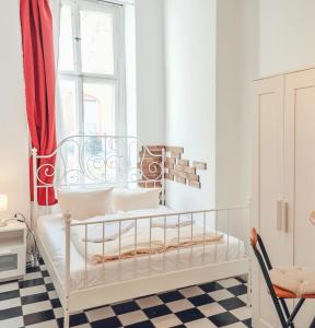柏林柏林背包客旅舍的窗户房间里一张白色的婴儿床