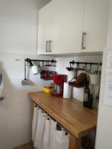科尔丘拉House Damić的厨房配有白色橱柜和木制台面