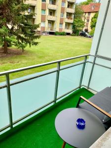 汉诺威Apartment Celin的阳台配有桌子,享有建筑的景致。