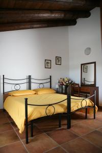 拉罗斯塔农家乐客房内的一张或多张床位