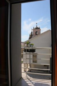 阿威罗Aveiro Central Its ALL there Apartment的从窗户可欣赏到建筑的景色