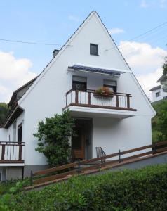 施马伦贝格施马伦贝格高茨施里奇公寓的带阳台的白色房屋