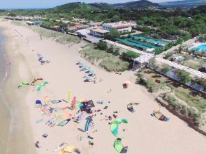 维耶斯泰Villaggio Camping Oasi的海滩空中景色,配有人员和遮阳伞