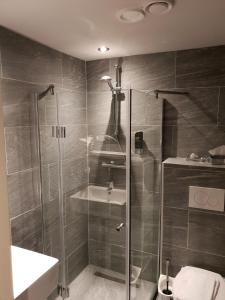 阿姆斯特丹莫纳法酒店的带淋浴、卫生间和盥洗盆的浴室
